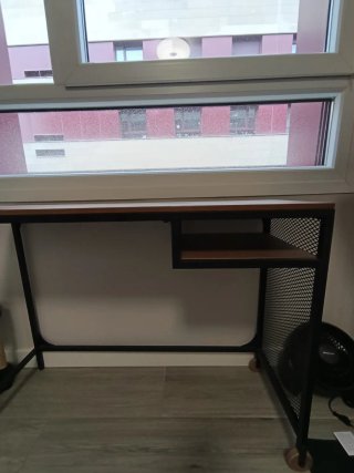 Mesa industrial con cajón y estante