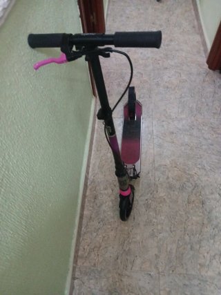 Patinete plegable rosa y negro