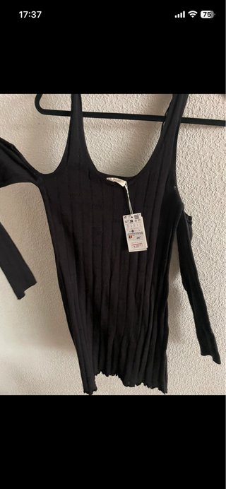 Vestido negro hombros descubiertos