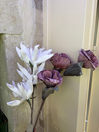 Fiori decorativi bianchi e viola