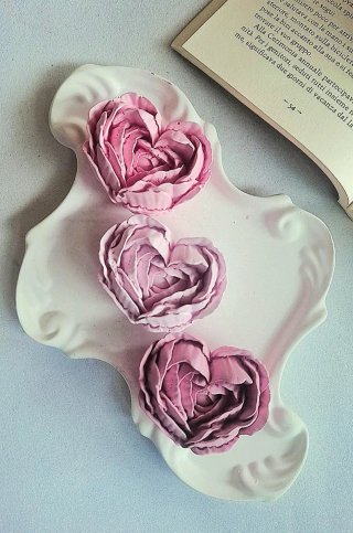 Decorazione casa. Peonie a forma di cuore.