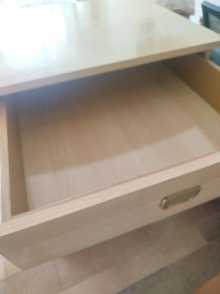 2 cajoneras de madera con tiradores dorados