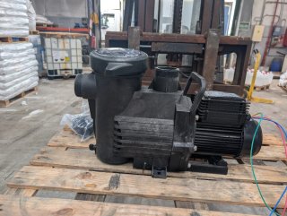 Bomba de piscina negra