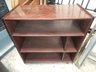 Mueble pequeño con ruedas