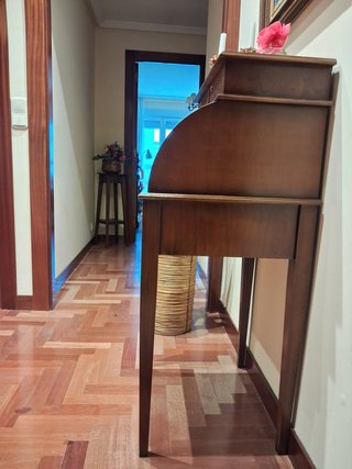 Escritorio de madera con persiana