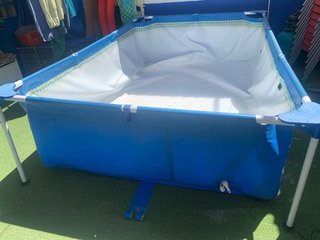 Piscina desmontable azul y blanca