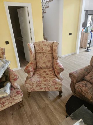 2 Sillones de tela con patas de madera