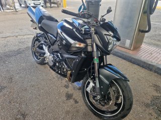 Motocicleta Negra Suzuki b-king  Año 2010  64.000