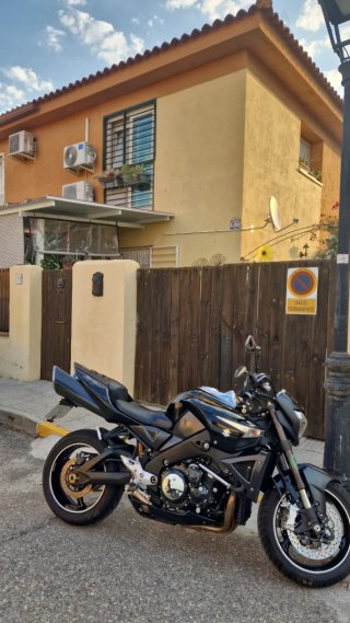Motocicleta Negra Suzuki b-king  Año 2010  64.000