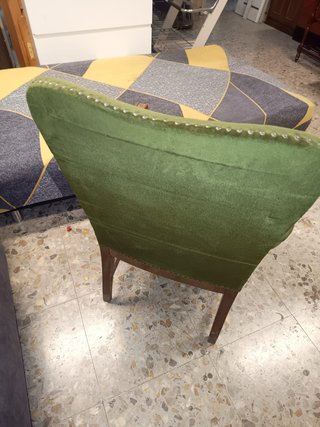 Sillón antiguo de terciopelo y madera