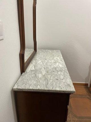 Cómoda de madera con espejo y tapa de mármol