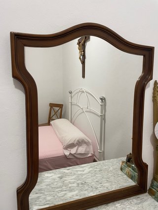 Cómoda de madera con espejo y tapa de mármol