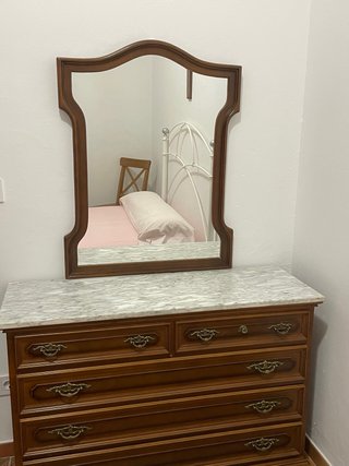 Cómoda de madera con espejo y tapa de mármol