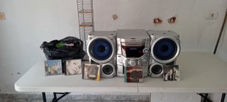 Equipo de música con altavoces