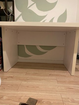 Mesa de escritorio blanca y beige