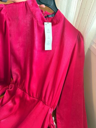 Vestido Zara satinado rosa/rojo