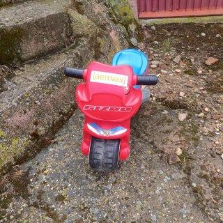 Moto de juguete sin pedales azul y roja