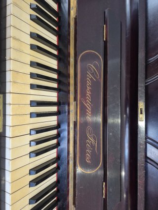 Piano Vertical Antiguo Marrón Oscuro
