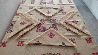 Mantel beige con flores rosas y azules
