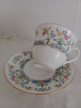 Taza de té de porcelana con flores