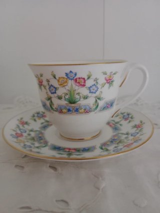Taza de té de porcelana con flores
