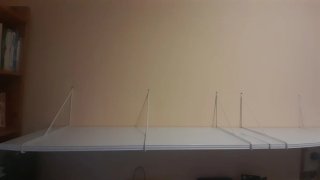 Estanterías blancas de pared con soportes