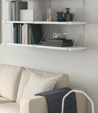 Estanterías blancas de pared con soportes