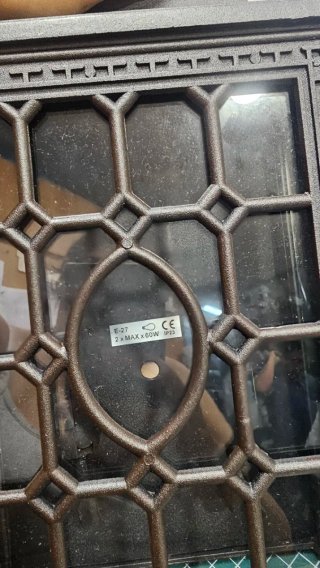 Farola de metal y cristal negra