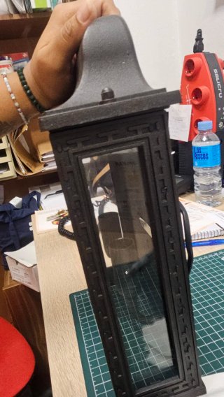 Farola de metal y cristal negra