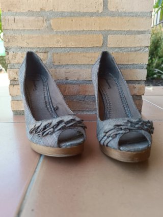 Cuñas madera Stradivarius beige/gris cuadros