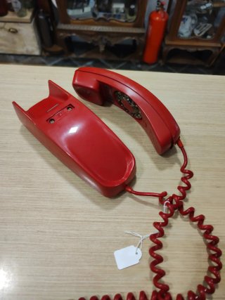 Teléfono antiguo rojo