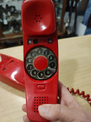 Teléfono antiguo rojo