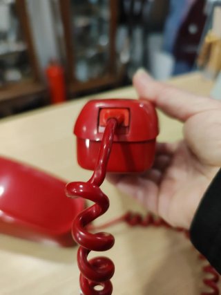 Teléfono antiguo rojo