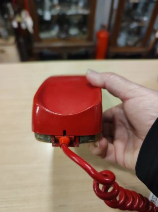 Teléfono antiguo rojo