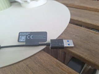 Adaptador USB ASUS para conexión Internet.