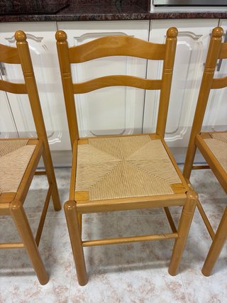 Conjunto de 4 sillas de madera y yute