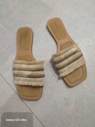 Chanclas de verano con hebilla