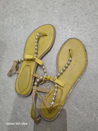 Chanclas de verano con hebilla