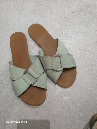 Chanclas de verano con hebilla