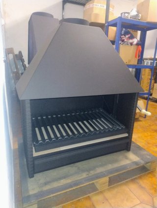Barbacoa metálica con ladrillos refractarios