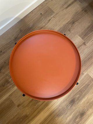 Mesa auxiliar redonda naranja y negra
