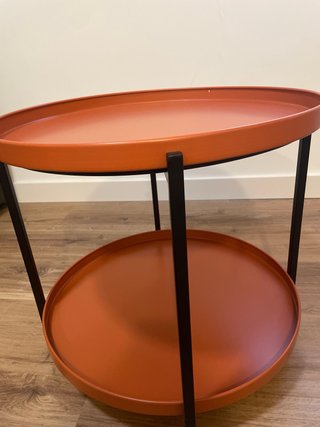 Mesa auxiliar redonda naranja y negra