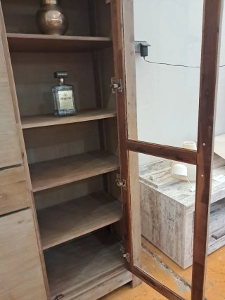 Vitrina de madera con puertas de cristal