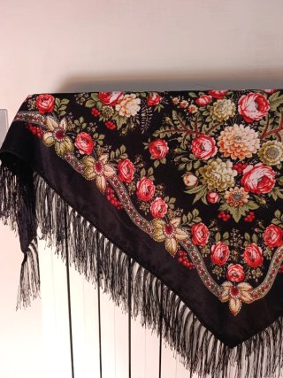 Mantón Baturra Negro con flores.  90*90 más flecos
