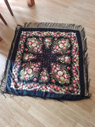 Mantón Baturra Negro con flores.  90*90 más flecos