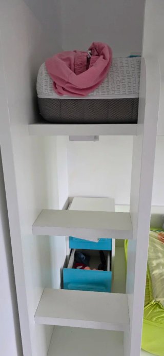 Litera con cajones. Más dos armarios.