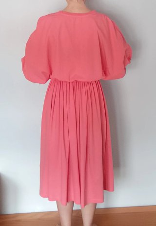 Vestido rosa con manga abullonada