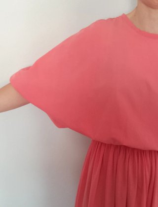 Vestido rosa con manga abullonada