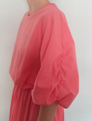 Vestido rosa con manga abullonada