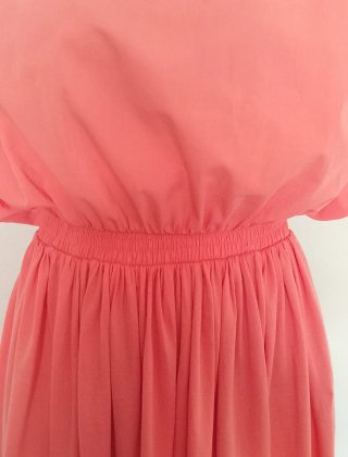 Vestido rosa con manga abullonada